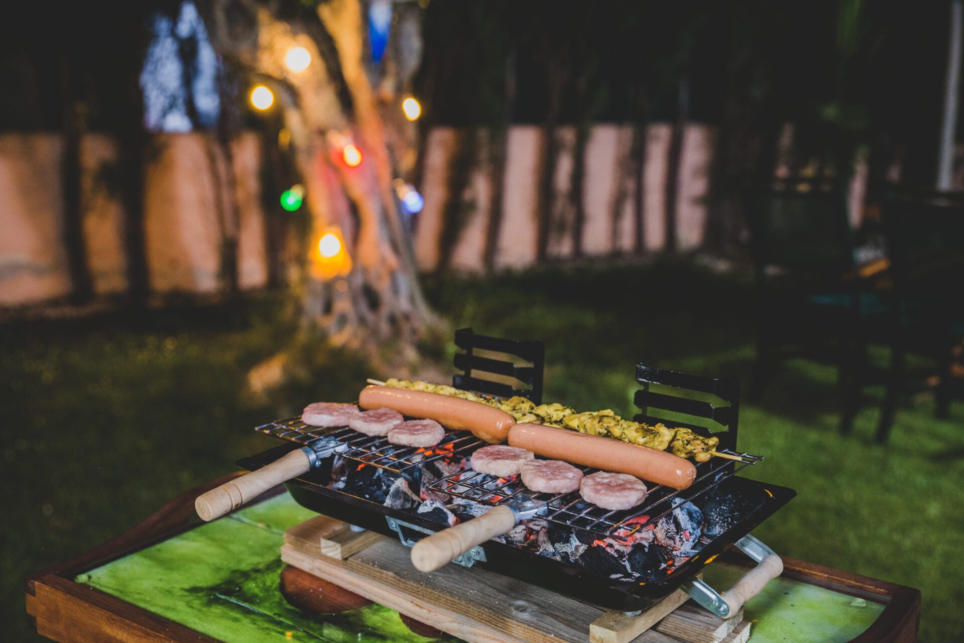 Outside view of the restaurant cottage at night time<br />
